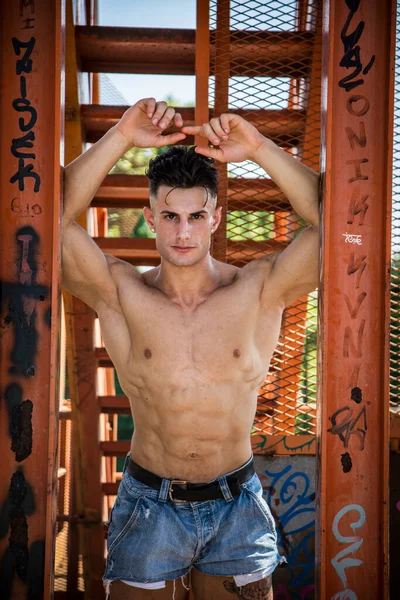 Homem Bonitão Muscular Sem Camisa Livre Num Cenário Cidade Mostrando — Fotografia de Stock