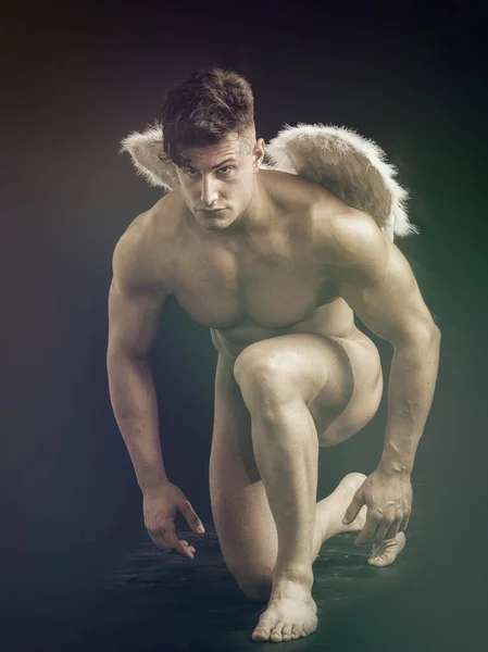 Padlý Nahý Anděl Sedící Tmavém Bílými Křídly Roztaženými Zad Angelic — Stock fotografie