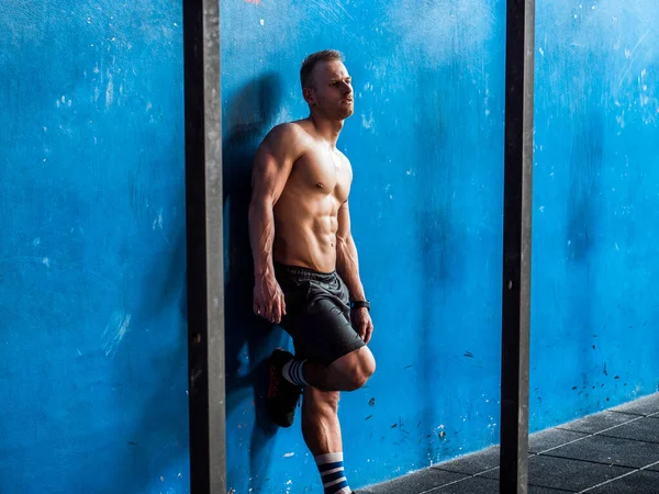 Jeune Homme Attrayant Musclé Appuyé Contre Mur Dans Salle Gym — Photo