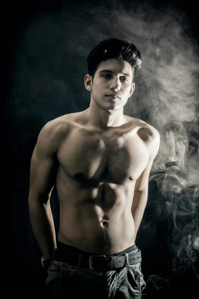 Bez Koszuli Atrakcyjny Młody Mężczyzna Patrząc Aparat Czarnym Tle Dymu — Zdjęcie stockowe