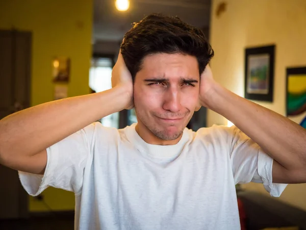Πάρα Πολύς Θόρυβος Ελκυστικός Νεαρός Άνδρας Που Καλύπτει Αυτιά Του — Φωτογραφία Αρχείου