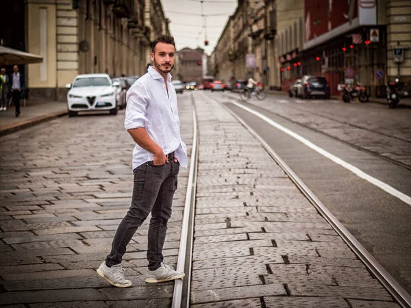 Jovem Homem Atraente Rua Cidade Europeia Andando Olhando Para Câmera — Fotografia de Stock