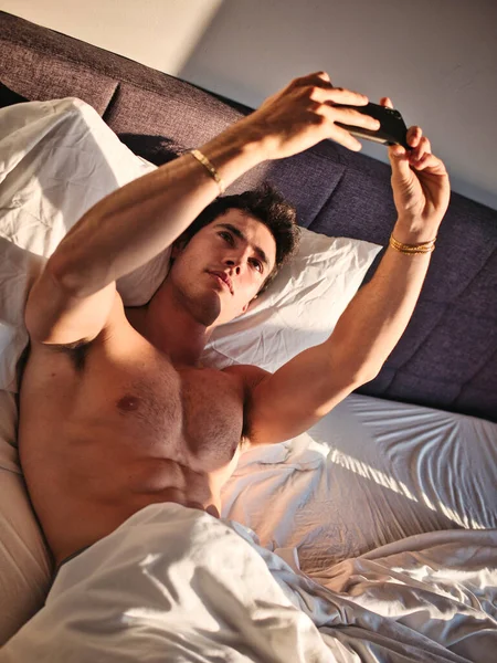 Jovem Atraente Usando Telefone Celular Para Tirar Foto Selfie Enviá — Fotografia de Stock