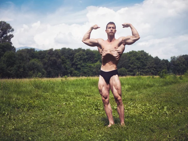 Bonito Muscular Shirtless Jovem Hunk Man Livre Natureza Grama Mostrando — Fotografia de Stock
