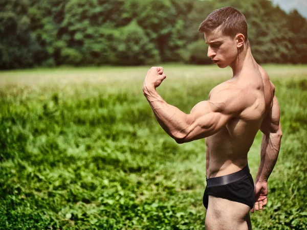Schöner Muskulöser Hemdsloser Junger Mann Freien Auf Gras Stehend Gesunder — Stockfoto