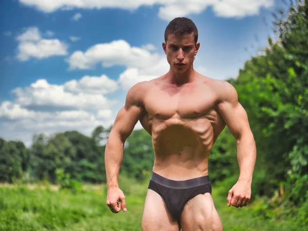 Bonito Muscular Shirtless Jovem Hunk Man Livre Natureza Grama Mostrando — Fotografia de Stock