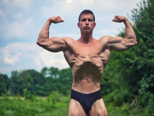 Schöner Muskulöser Hemdsloser Junger Mann Freien Auf Gras Stehend Gesunder — Stockfoto