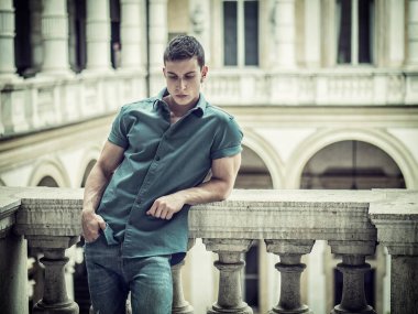 Klasik Binanın İçinde Cilalı Mermer Merdiven Tırabzanı Üzerine Yaslanan Çekici Genç Adamın Portresi