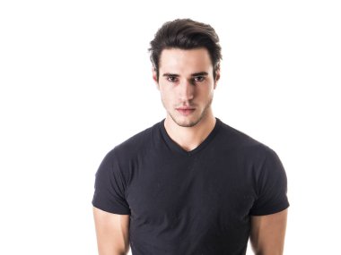 Stüdyoda kameraya bakan yakışıklı genç adamın kafa ve omuzları.