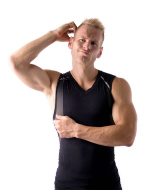 Kaslı genç adam kendinden emin değil, kafası karışık, elleriyle kaşınıyor, stüdyoda beyaz arka planda izole edilmiş.