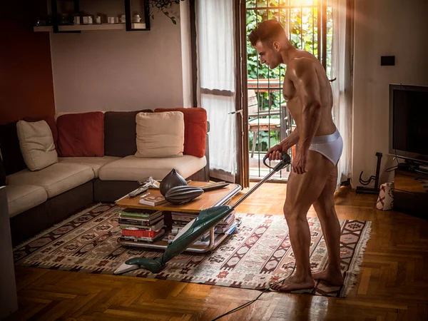 Sexy Nackter Muskulöser Mann Reinigt Boden Mit Staubsauger Seiner Unterwäsche — Stockfoto