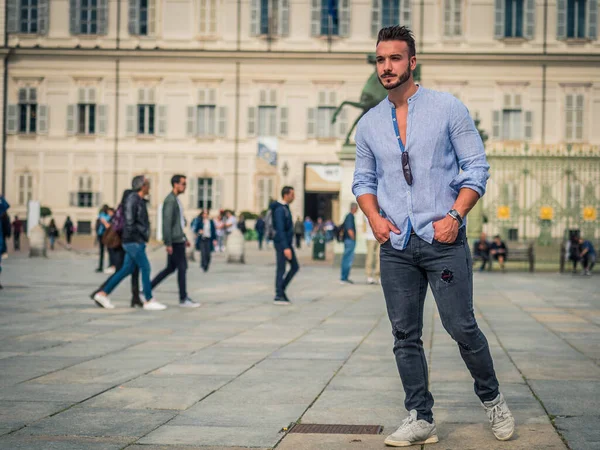 Jovem Homem Atraente Rua Cidade Europeia Andando Olhando Redor — Fotografia de Stock