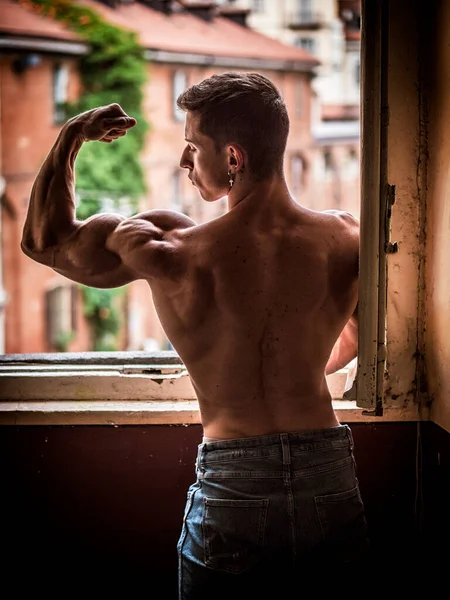 Porträtt Sexig Skjorta Muskulös Man Bredvid Fönstret Dagen Bär Endast — Stockfoto
