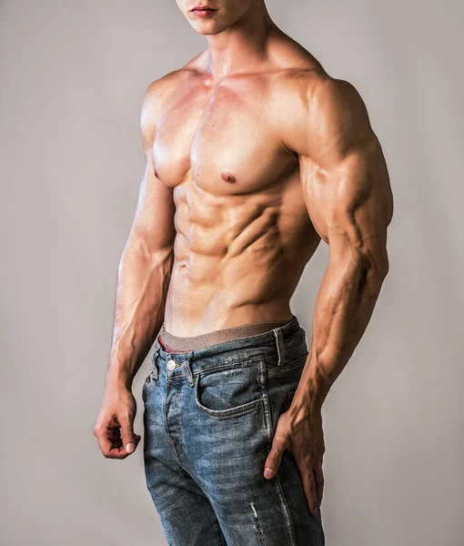Unerkennbarer Junger Mann Mit Nacktem Muskulösen Oberkörper Jeans Auf Grauem — Stockfoto