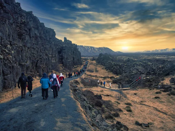 Группа Туристов Туристов Идущих Проселочной Дороге Исландии — стоковое фото
