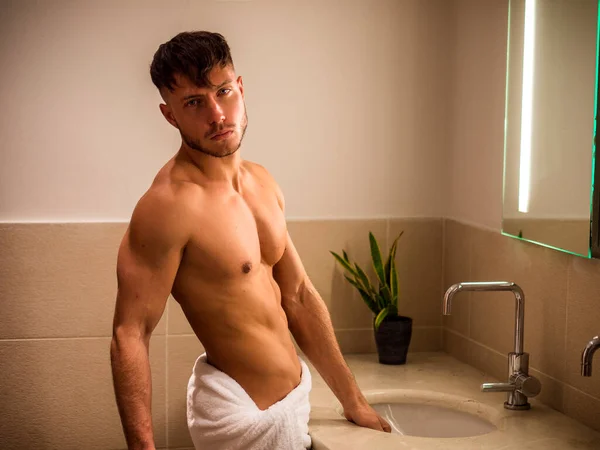 Bezkoszulowy Młody Człowiek Łazience Patrząc Aparat Przez Umywalkę Lustro Rano — Zdjęcie stockowe