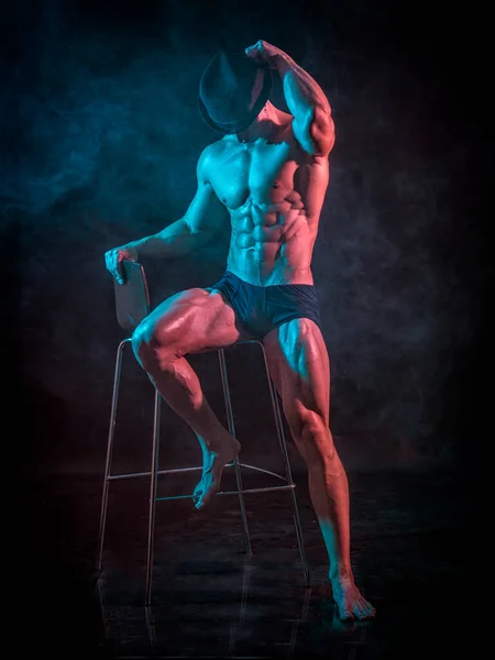 Shirtless Musculoso Fisiculturista Performer Sentado Banquinho Vestindo Chapéu Estúdio Filmado — Fotografia de Stock
