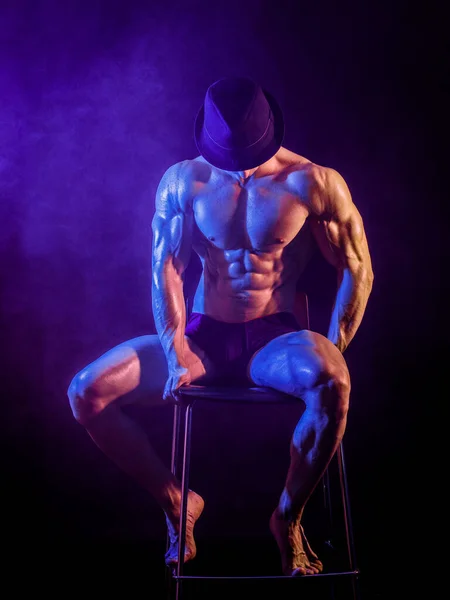 Shirtless Musculoso Fisiculturista Performer Sentado Banquinho Vestindo Chapéu Estúdio Filmado — Fotografia de Stock