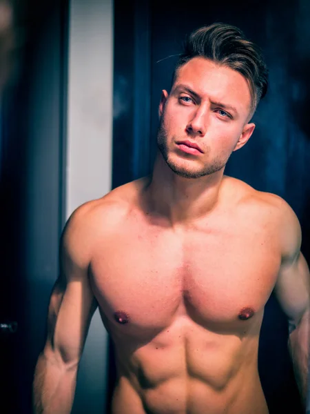 Hemdlos Muskulöser Gutaussehender Mann Der Sich Morgens Badezimmerspiegel Ansieht — Stockfoto