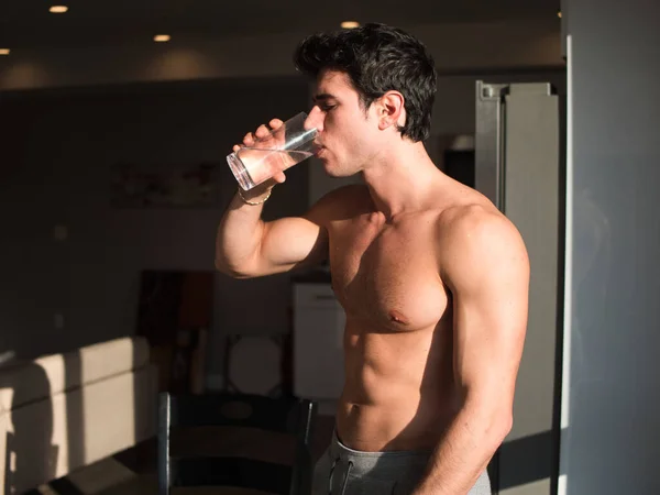 Homem Jovem Sem Camisa Com Corpo Muscular Cozinha Água Potável — Fotografia de Stock