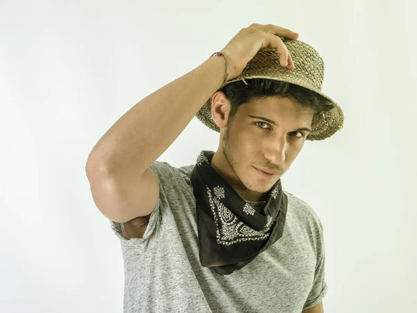 Stüdyoda Hasır Şapkalı Siyah Bandanalı Yakışıklı Genç Adam — Stok fotoğraf
