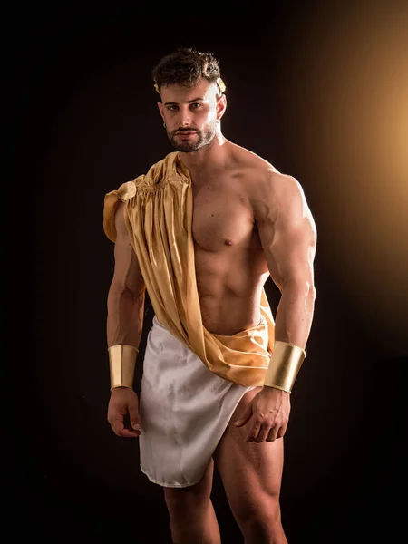 Vážný Vousatý Muž Řeckém Bohu Nebo Římský Aristokrat Kostým Drží — Stock fotografie