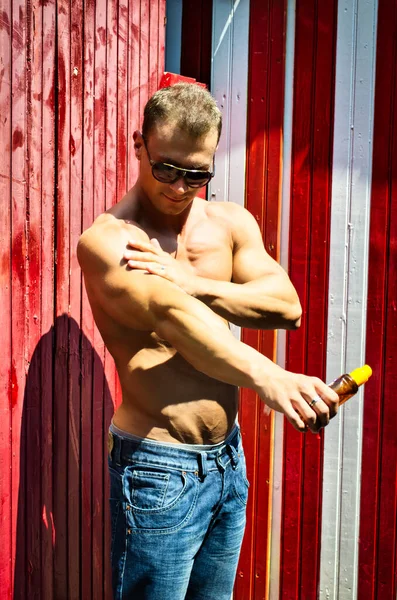 Bello Muscoloso Shirtless Hunk Man Outdoor City Park Applicando Olio — Foto Stock