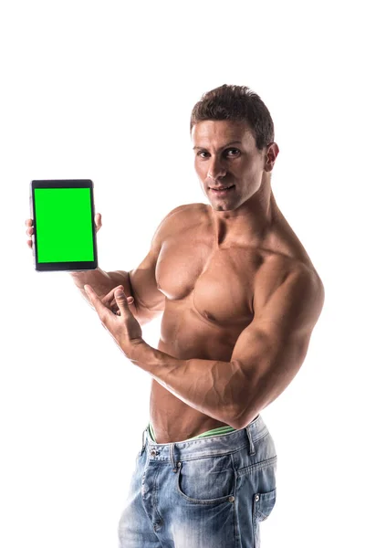 肌肉赤裸的年轻人拿着空白平板电脑 一边看着相机 一边用白色的肖像 一边看着相机 — 图库照片