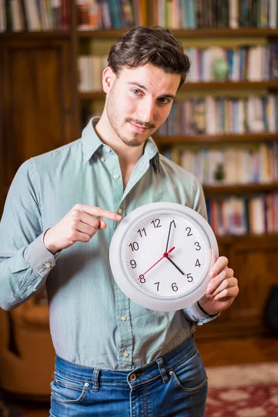 Joven Hombre Casual Sosteniendo Reloj Mirando Presionado Con Límite Tiempo —  Fotos de Stock