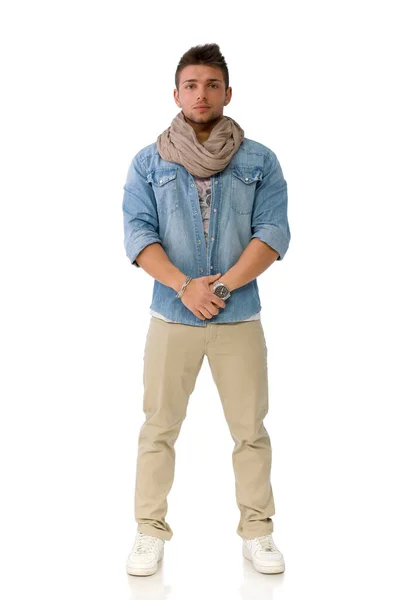 Przystojny Młody Człowiek Stojący Jeansowej Koszuli Szaliku Pełne Ujęcie Ciała — Zdjęcie stockowe