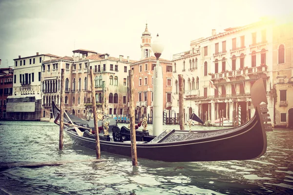 Geleneksel Gondol Teknesiyle Venedik Klasik Tarzı Şehir Manzarası Kanal Suyuna — Stok fotoğraf