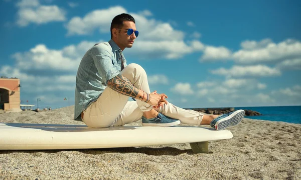 Stilvolle Schöner Junger Mann Gespiegelten Sonnenbrille Auf Surfbrett Strand Der — Stockfoto