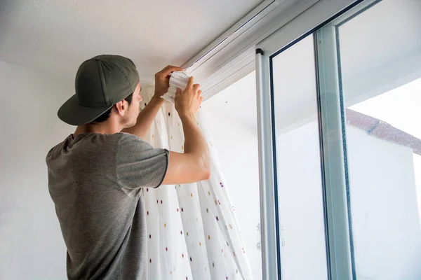 Pemuda Tampan Atau Tukang Memasang Tirai Jendela Rumah Melakukan Pekerjaan — Stok Foto