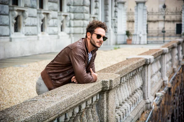 意大利都灵 欧洲城市 外表迷人 身穿皮夹克的年轻人 — 图库照片