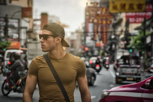 Muscular Young Handsome Man Walking Busy Sunny Street Bangkok Thailand — Stok fotoğraf