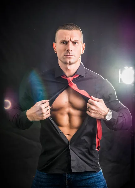 Muscleman Öppnar Sin Skjorta Avslöjar Muskulös Bål Mörk Bakgrund — Stockfoto