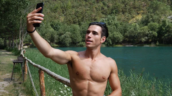 Młody Shirtless Muskularny Mężczyzna Przystojny Robi Videochat Smartfonem Lesie Nad — Zdjęcie stockowe