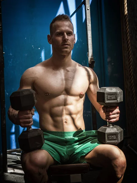 Bonito Jovem Musculoso Exercitando Bíceps Ginásio Com Halteres — Fotografia de Stock