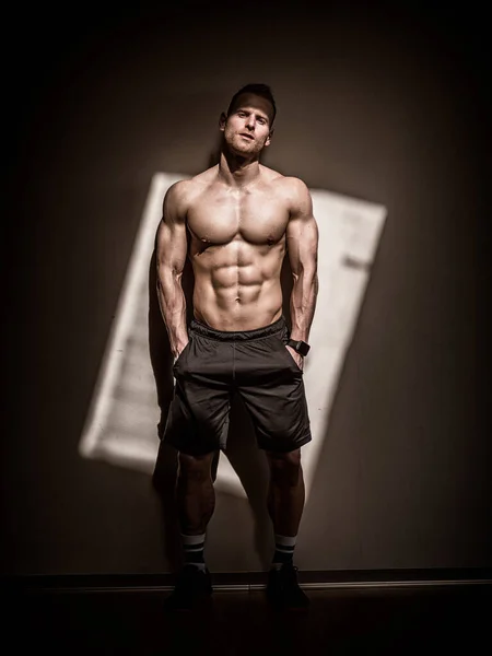 Attractive Shirtless Loiro Fisiculturista Masculino Shorts Ambientes Fechados Ginásio Escuro — Fotografia de Stock