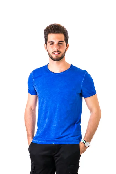 Przystojny Młodzieniec Stojący Niebieskiej Koszuli Strzał Pół Ciała Rękami Kieszeniach — Zdjęcie stockowe