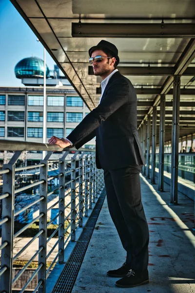 Jeden Pohledný Elegantní Mladý Muž Městském Prostředí Městě Stojí Dívá — Stock fotografie