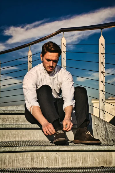 Schöner Trendiger Geschäftsmann Weißem Hemd Sitzt Draußen Auf Einer Metalltreppe — Stockfoto