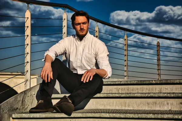 Schöner Trendiger Geschäftsmann Weißem Hemd Der Draußen Auf Einer Metalltreppe — Stockfoto