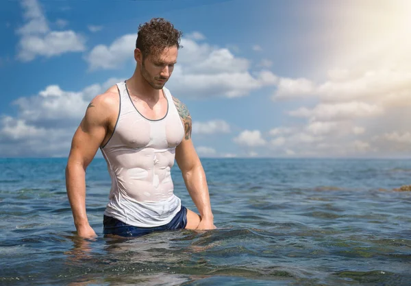 Attractive Bodybuilder Iin Sea Wet Shirt Serious Expression Looking — Stock Photo, Image
