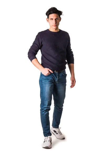 Pełna Długość Ujęcia Młodego Człowieka Stylowej Czarnej Koszuli Niebieskich Dżinsach — Zdjęcie stockowe