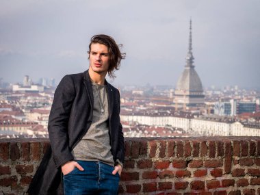 Köstebek Antonelliana, Torino şehrinin sembolü yanında yakışıklı genç adam, İtalya