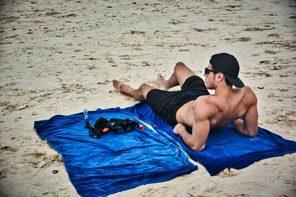Tiro Corpo Inteiro Jovem Bonito Deitado Uma Praia Tropical Phuket — Fotografia de Stock