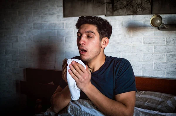 Joven Punto Estornudar Con Pañuelo Mano Sentado Cama Casa —  Fotos de Stock