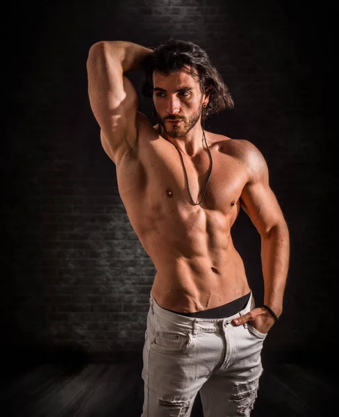 Selbstbewusster Attraktiver Muskulöser Junger Mann Ohne Hemd Mit Aufgerissenem Bauch — Stockfoto