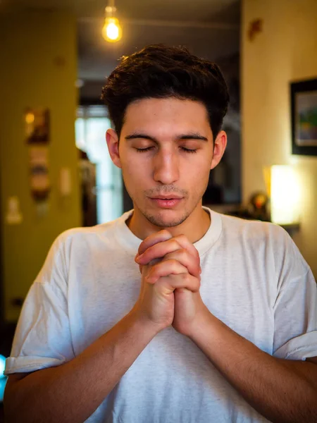 Muhtaç Çaresiz Genç Adam Dua Eder Gibi Ellerini Birleştiriyor Gözleri — Stok fotoğraf